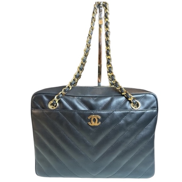 CHANEL Handbags - CHANEL CHEVRON lambskin shoulder/handbag